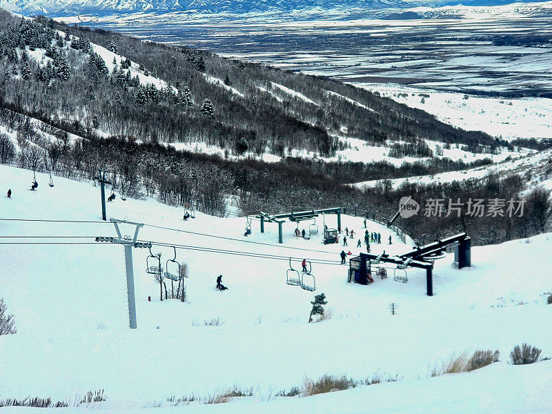 在犹他州北部的小滑雪胜地Cherry Peak，滑雪者和单板滑雪者。